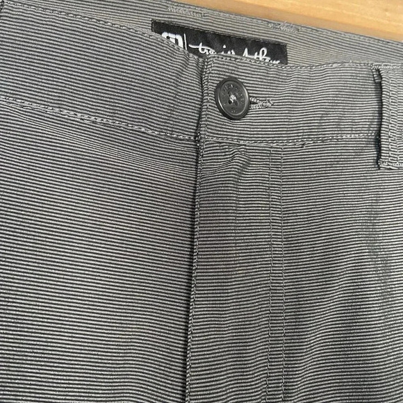 Travis Mathew Shorts Mens Size 38 Chino Flat Front Grey Striped Golf Casual - Picture 2 of 16